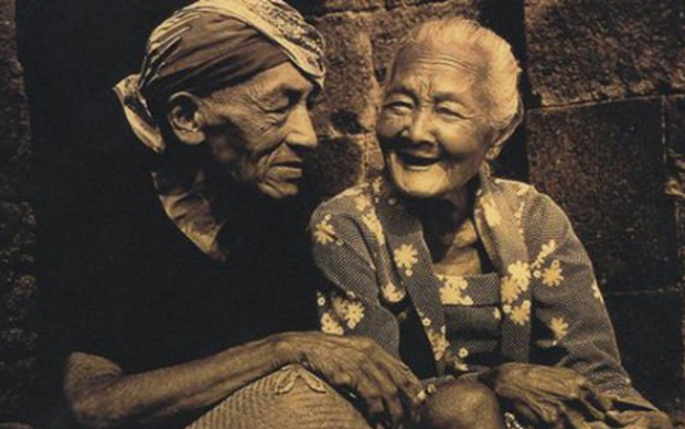 kakek nenek tersenyum tertawa kebiasaan orang sunda jawa menikah