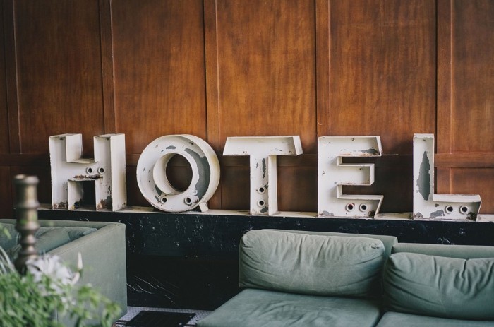 PENGERTIAN HOTEL: Fungsi, Jenis, Sejarah & Klasifikasi