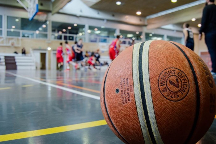 Pengertian Bola Basket Sejarah Peraturan Ukuran Lapang Teknik Dasar Permainan Salamadian